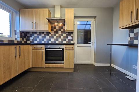 3 bedroom semi-detached house to rent, Chiltern Drive, Willenhall