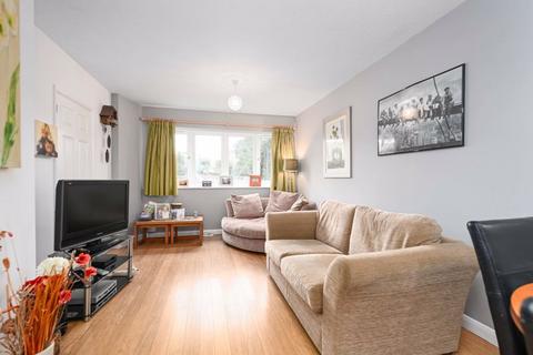 1 bedroom property to rent, Sidney Road, Walton-On-Thames