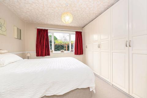 1 bedroom property to rent, Sidney Road, Walton-On-Thames