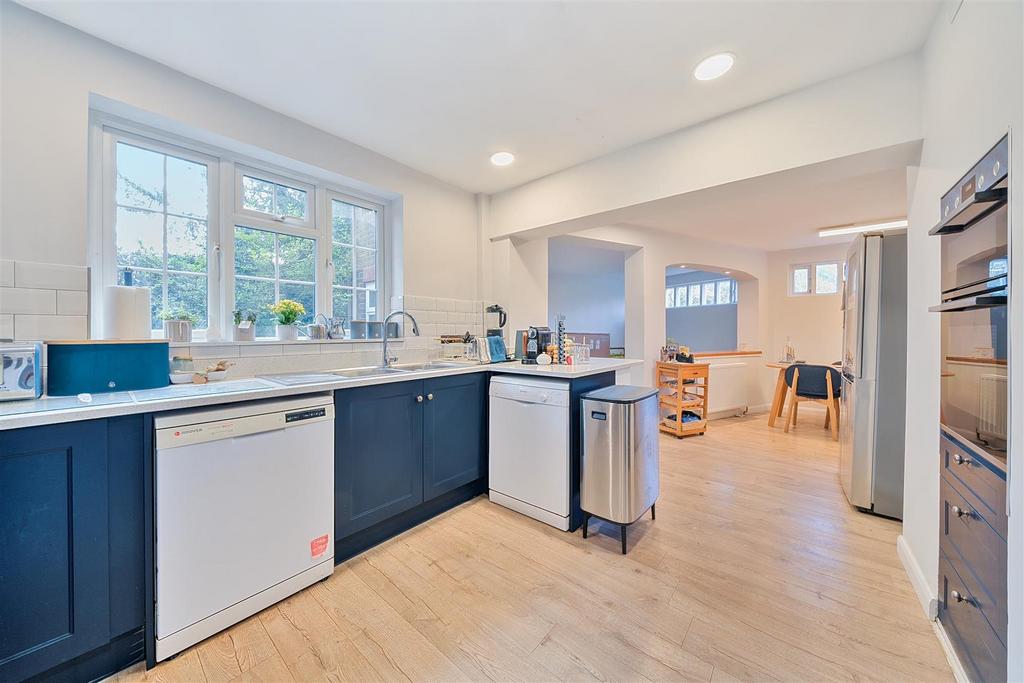 Kitchen/Breakfast Room: