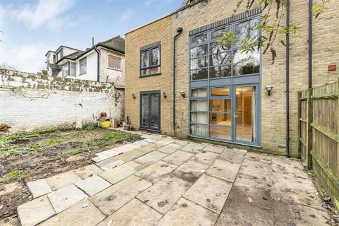 3 bedroom end of terrace house to rent, Roehampton Vale, London