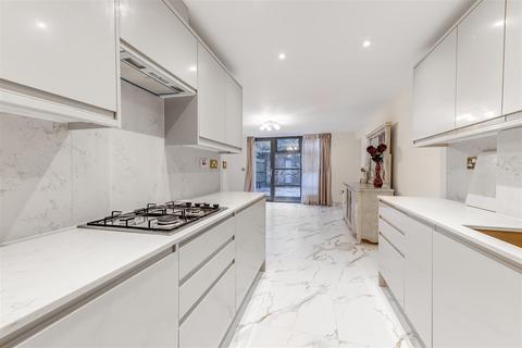 3 bedroom end of terrace house to rent, Roehampton Vale, London