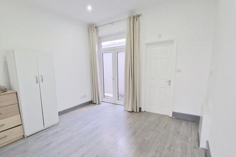 Studio to rent, Thorold Road, Ilford, Essex, IG1