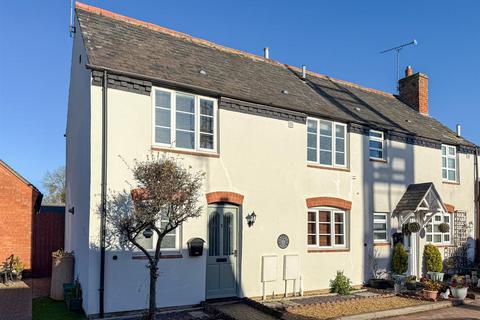 2 bedroom end of terrace house to rent, Red Lion Close, Southam