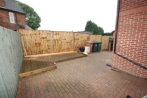 3 bedroom house to rent, Jeque Place, Burton upon Trent DE13