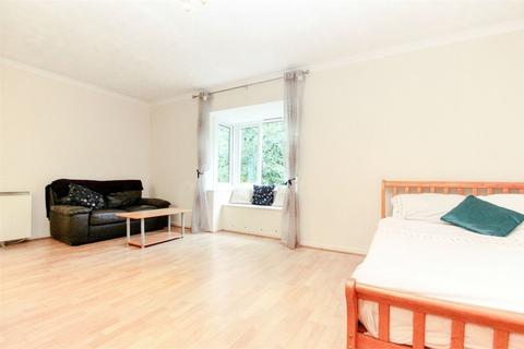 Studio to rent, Turnpike Lane, UXBRIDGE, Middlesex