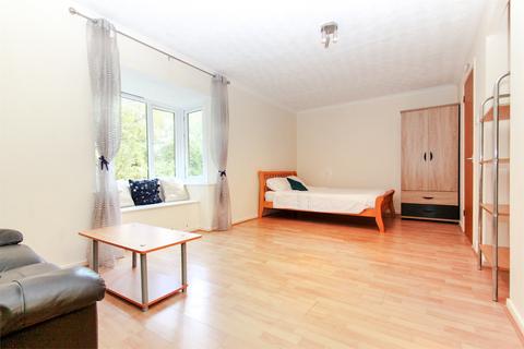 Studio to rent, Turnpike Lane, UXBRIDGE, Middlesex