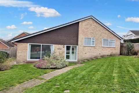 3 bedroom detached bungalow to rent, Caws Avenue, Seaview, PO34 5JU