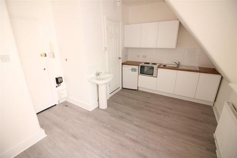 Studio to rent, Hanger Lane, London