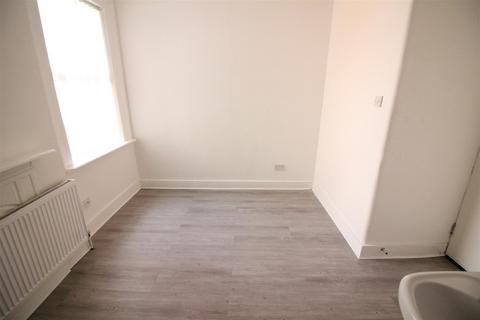 Studio to rent, Hanger Lane, London