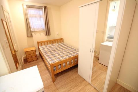 Studio to rent, Madeley Road, London