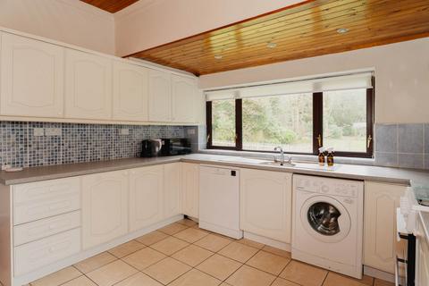 4 bedroom bungalow to rent, Brighton Road, Tadworth