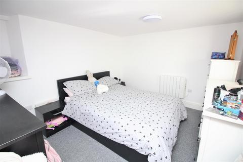 2 bedroom maisonette to rent, High Street, Ilfracombe EX34