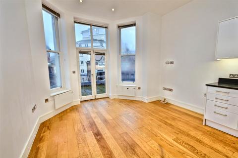 2 bedroom flat to rent, Carlisle Road, Eastbourne