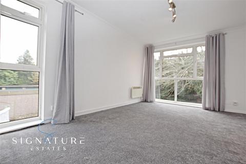 2 bedroom flat to rent, Hempstead Road, Watford