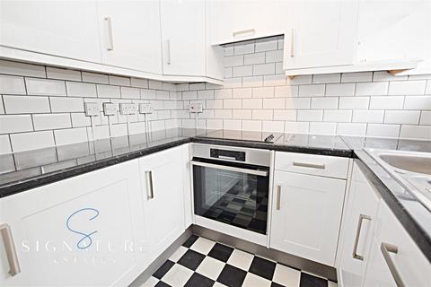 2 bedroom flat to rent, Hempstead Road, Watford