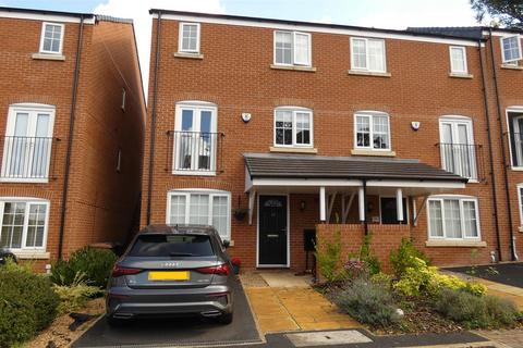 4 bedroom townhouse to rent, Holly Close, Stalybridge SK15