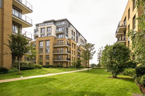 3 bedroom apartment to rent, Pinewood Gardens, Teddington