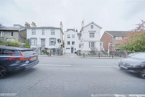 3 bedroom flat to rent, Putney Hill, Putney, SW15