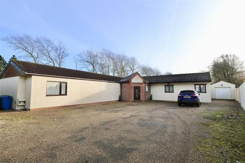 5 bedroom detached bungalow for sale, North Moor Lane, Cottingham