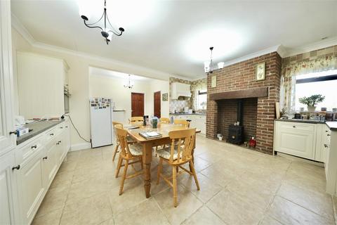 5 bedroom detached bungalow for sale, North Moor Lane, Cottingham