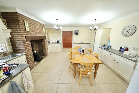 5 bedroom detached bungalow for sale, North Moor Lane, Cottingham