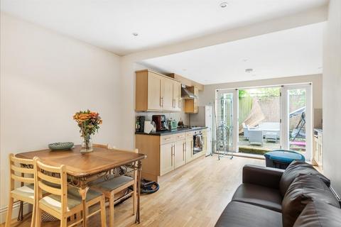 2 bedroom flat to rent, Narbonne Avenue, SW4