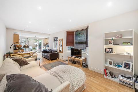 2 bedroom flat to rent, Narbonne Avenue, SW4