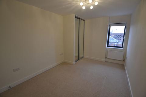 2 bedroom flat to rent, West Street, Newbury RG14