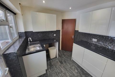 3 bedroom terraced house to rent, Luton LU2