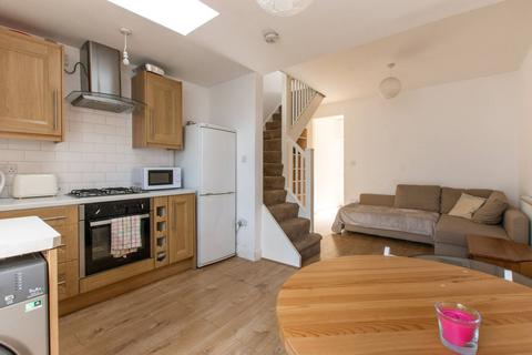 3 bedroom flat to rent, Moselle Avenue, N22, Wood Green, London, N22