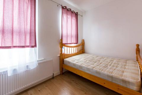 3 bedroom flat to rent, Moselle Avenue, N22, Wood Green, London, N22