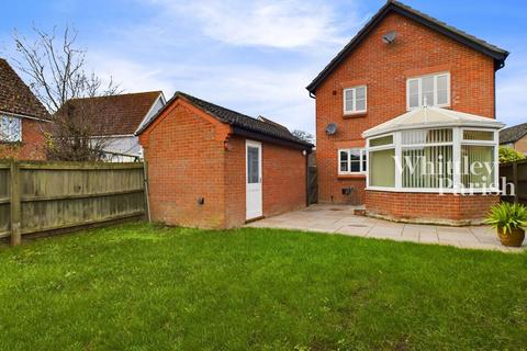 3 bedroom detached house for sale, Oakfield Road, Long Stratton