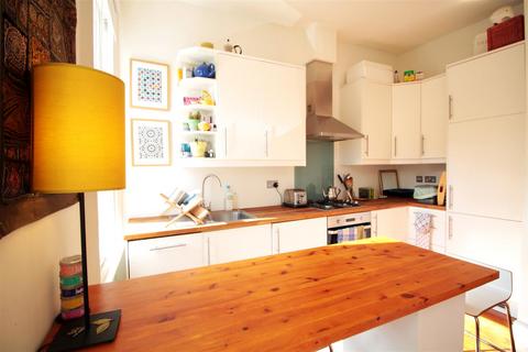 2 bedroom flat to rent, 23 Kellett Road, London SW2