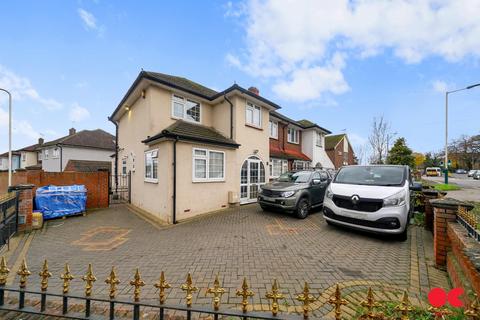 4 bedroom semi-detached house to rent, Lower Bedfords Road, Romford RM1