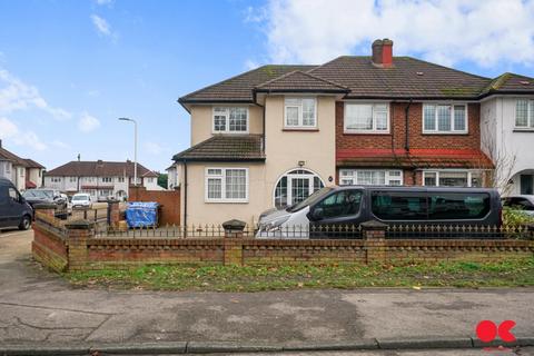 4 bedroom semi-detached house to rent, Lower Bedfords Road, Romford RM1