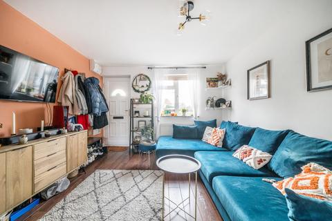 6 Field End, Farnham, GU9 9HZ