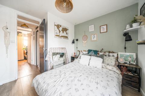 6 Field End, Farnham, GU9 9HZ