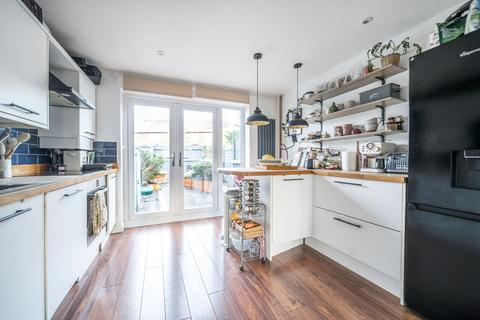 6 Field End, Farnham, GU9 9HZ
