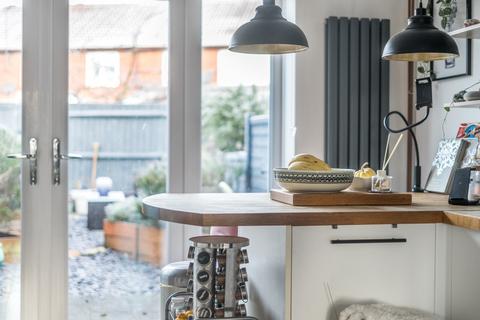 6 Field End, Farnham, GU9 9HZ