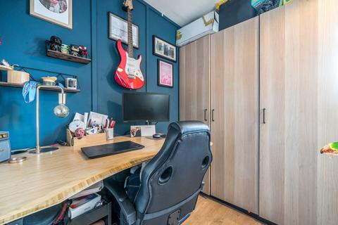 6 Field End, Farnham, GU9 9HZ