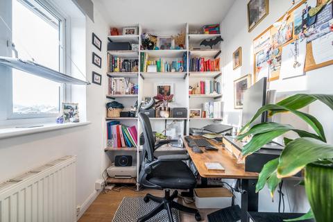 6 Field End, Farnham, GU9 9HZ