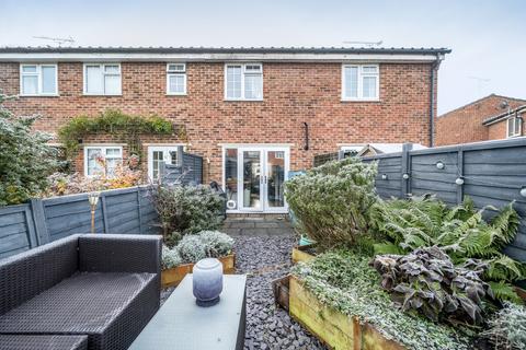 6 Field End, Farnham, GU9 9HZ