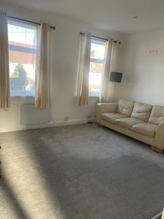 2 bedroom flat to rent, Heath road, Hounslow TW3