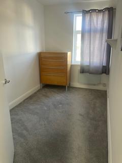 2 bedroom flat to rent, Heath road, Hounslow TW3