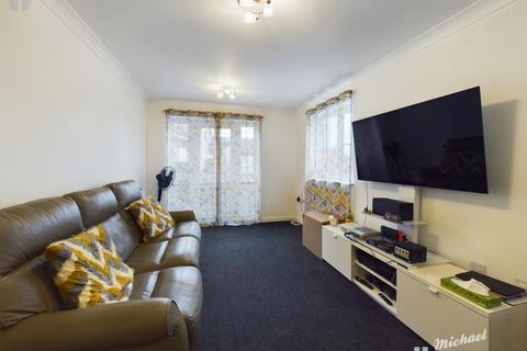 2 bedroom flat for sale, Coy Court, Aylesbury, Buckinghamshire