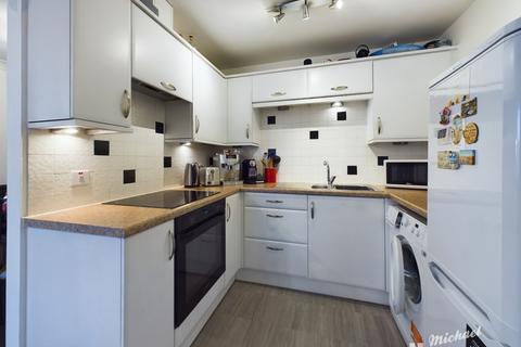 2 bedroom flat for sale, Coy Court, Aylesbury, Buckinghamshire