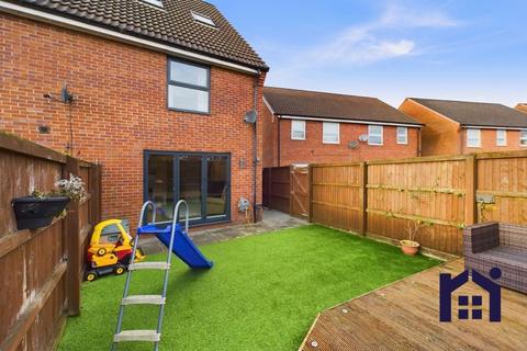 3 bedroom end of terrace house for sale, Parish Gardens, Leyland, PR25 3UF