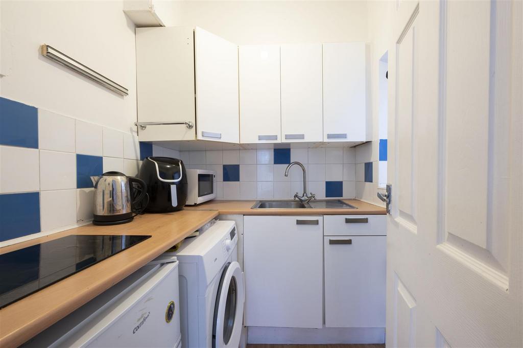 Flat 4, 142 Worple Road,9.JPG