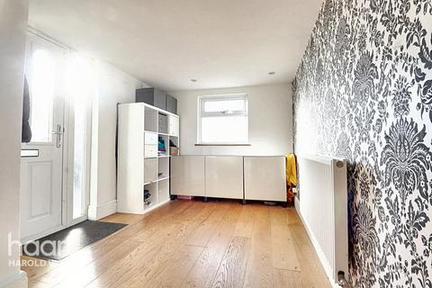 45 Hamilton Drive, Romford, RM3 0UX